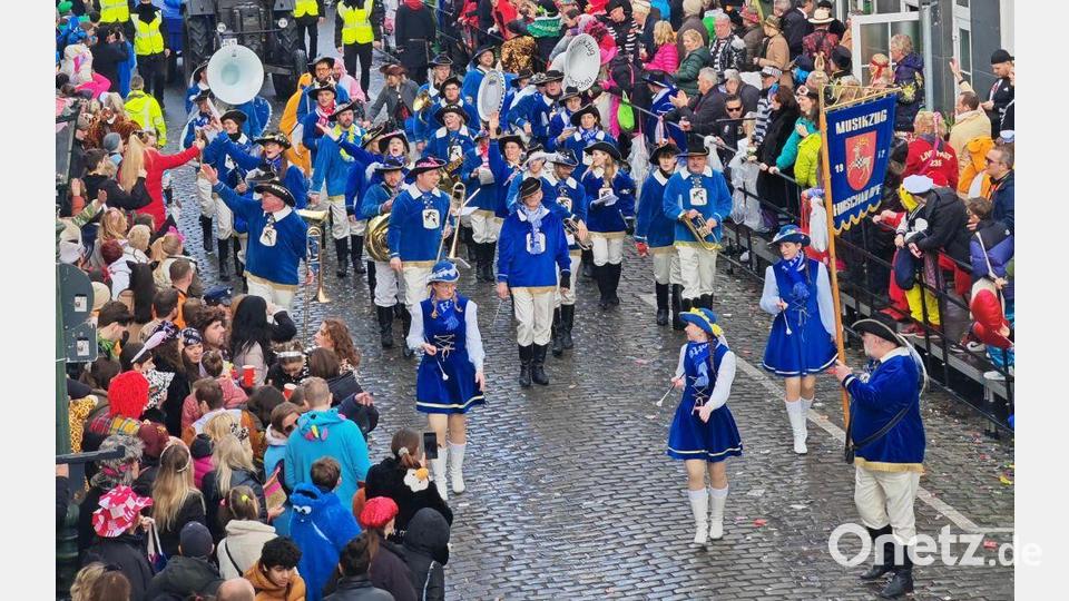 Werner Stein (vorne) ist der Düsseldorfer-Rosenmontags-Veteran des Musikzugs. Zum 44. Mal war er heuer mit dabei. Zum 13. Mal marschierte er als Standartenträger vorneweg. Schließlich kennt er den Weg schon auswendig. Hinter ihm die drei Majoretten und Dirigent Marcus Hoffmann mit seinen Musikern und Musikerinnen. Bild: Musikzug Hirschau
