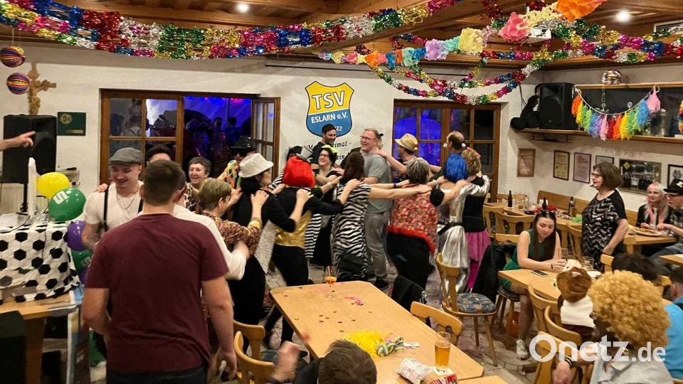 Die Stimmung höher schlagen ließ eine Polonaise durch den Saal. Bild: gz