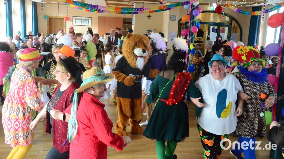 Riesenstimmung herrscht beim Seniorenfasching im Maria-Seltmann-Haus in Weiden. Bild: Kunz
