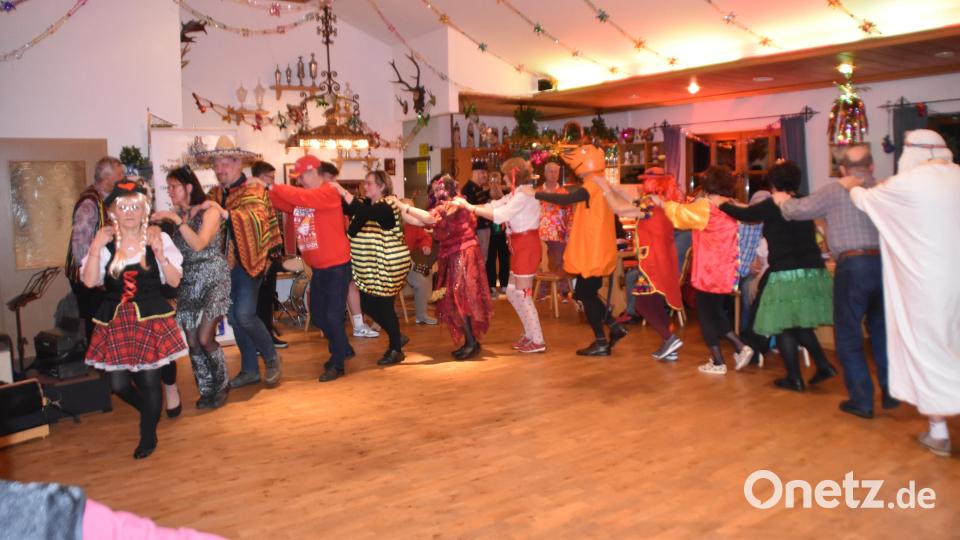 Die Polonaise durch den Saal darf beim &quot;Lustigen Musikantentreffen&quot; in der Almhütte nicht fehlen. Bild: hcz
