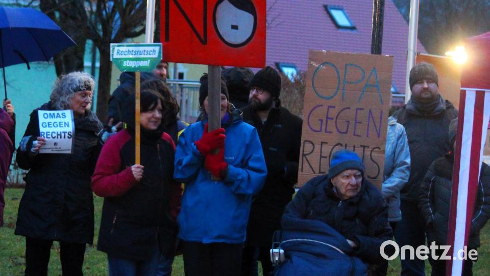 Die Plakate und Banner machten den Standpunkt der Teilnehmer mehr als deutlich. Bild: stg