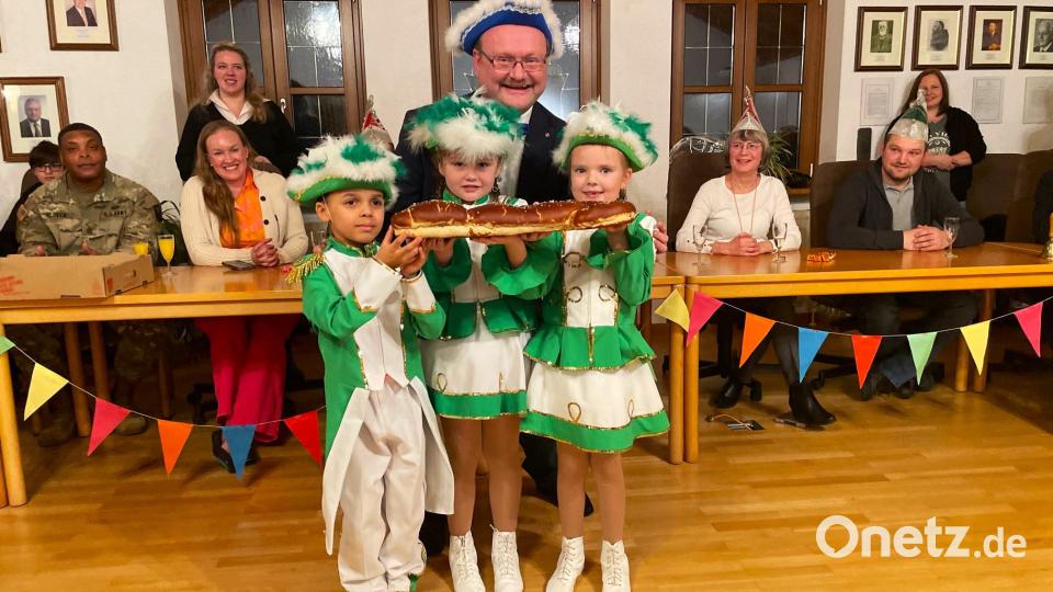 Bürgermeister Uwe König hast einen gebackenen Rathausschlüssel an die Kinder der Faschingsgarde übergeben Bild: Krones
