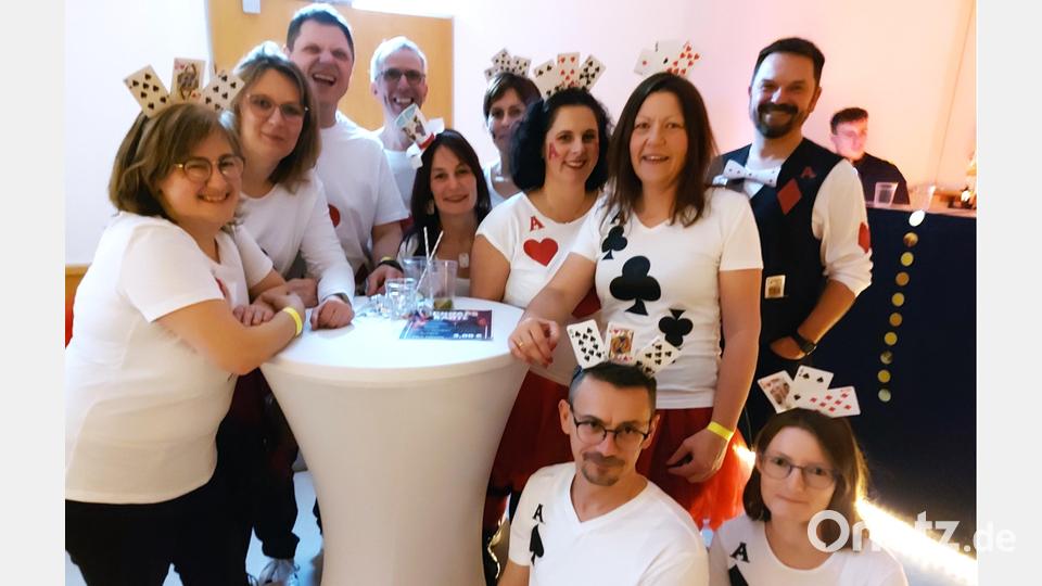 Mit Karo, Herz, Pik und Kreuz macht diese Skatrunde einen Abstecher in die Bar. Bild: lg