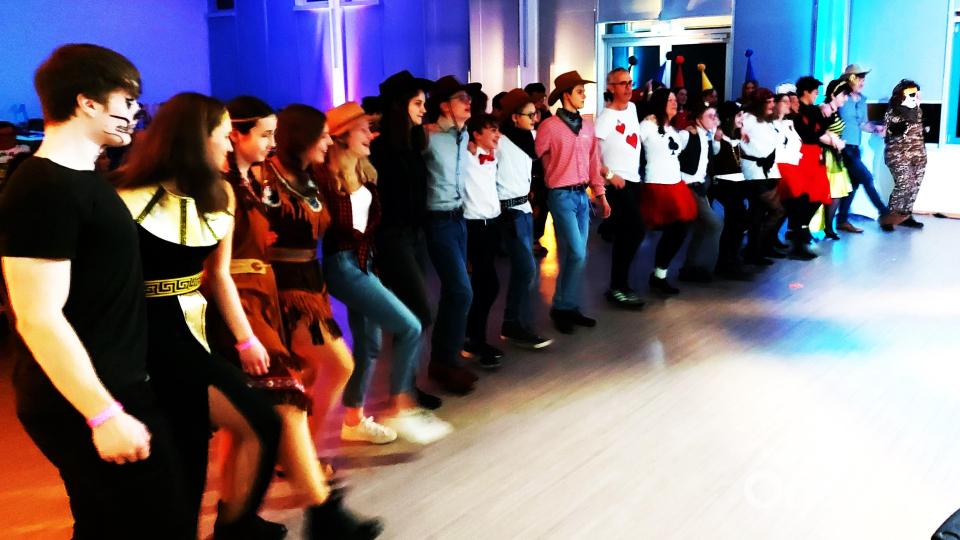 Der Sirtaki ist wieder in, die Jugend tanzt im Emil-Kemmer-Haus begeistert mit. Bild: lg