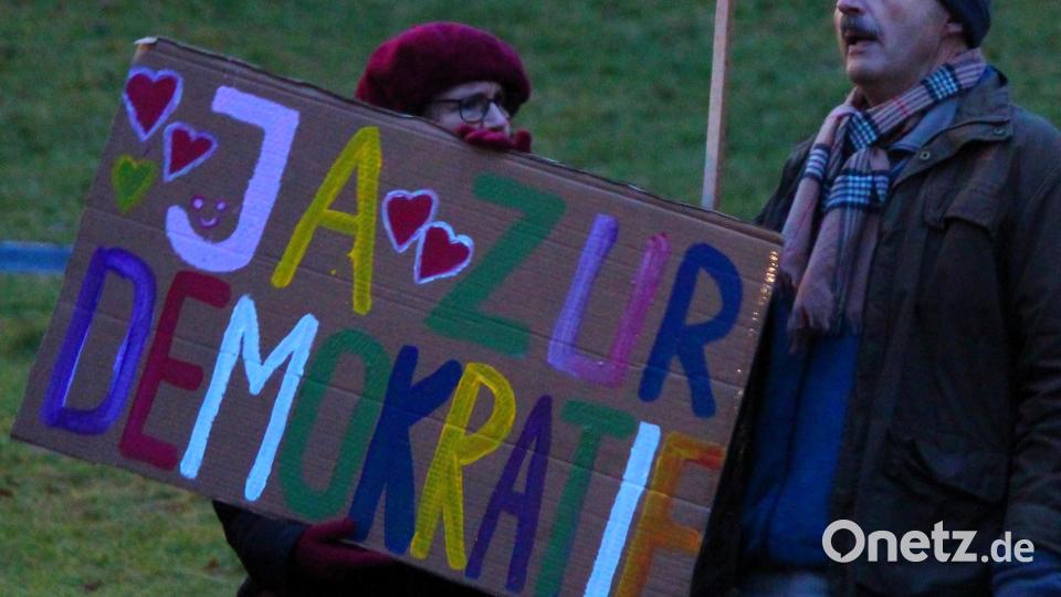 Die Plakate und Banner machten den Standpunkt der Teilnehmer mehr als deutlich Bild: stg