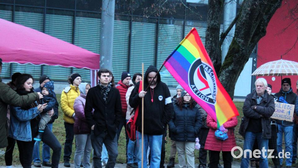 Johanna Dötterl (links) zeigte in ihrer Rede klare Kante gegen den gesellschaftlichen Rechtsruck. Bild: stg