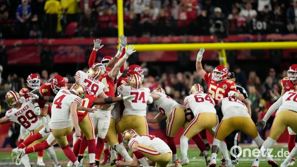 Der Kicker der San Francisco 49ers, Jake Moody (4), schießt ein Field Goal. Bild: John Locher/AP/dpa