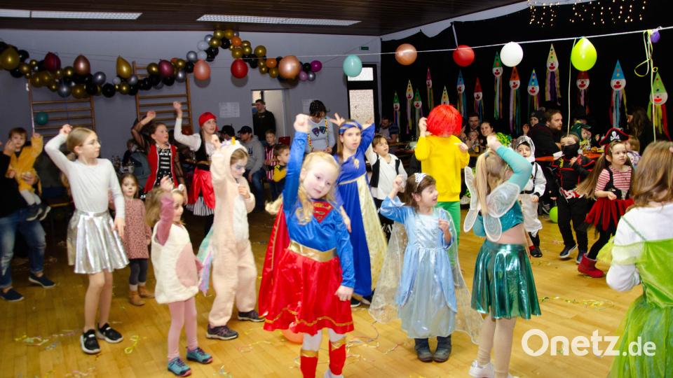 Bei allerlei Spielen haben die Kinder beim Fasching in Altendorf ihren Spaß, Bild: Schlehuber/exb