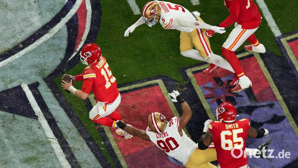Chiefs-Quarterback Mahomes (15) weicht aus. Bild: David J. Phillip/AP/dpa