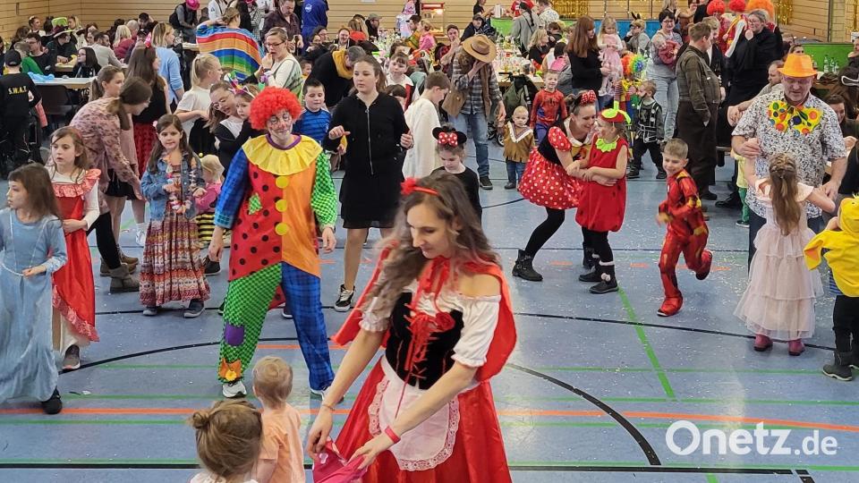 Faschingsgaudi mit dem Clown Kerstin bei Tanz und Spielen. Bild: R. Kreuzer