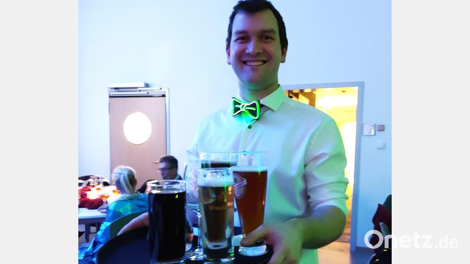 Stefan Prey macht als Kellner des Service-Teams der Pfarrjugend eine gute Figur. Bild: lg