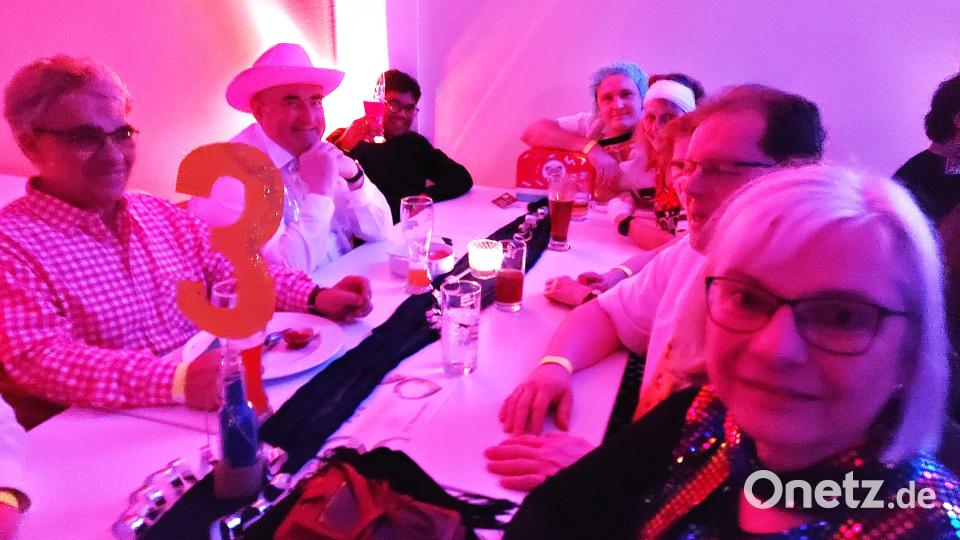Eine Runde mit Pfarrer Alfons Kaufmann und Kaplan Chinna Dola im pinkfarbenen Saallicht Bild: lg