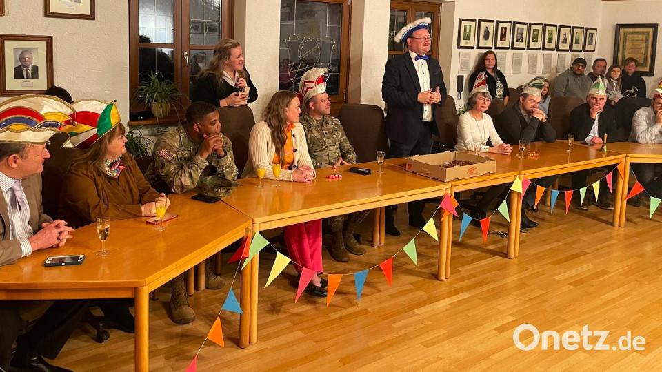 Das Präsidium mit Bürgermeister, Markträten und Ehrengästen: 2. von links: Linda Read, Public Affairs Office, 3. von links: CSM Dennis Glover, 5. von links LTC Nick Gauvin mit Ehefrau, stehend Bürgermeister Uwe König, 7. von links: Erika Urban (CSU), 8. von links: Sebastian Weiß (CSU), 9. von links: 2. Bürgermeister Klaus Siegert (CSU), 10.von links: Thomas Lederer (CSU) Bild: Krones