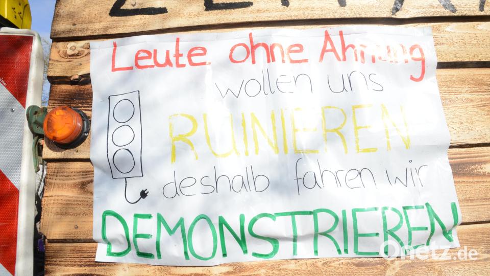 Auch die Bauernproteste sind Thema im Zug. Bild: bey