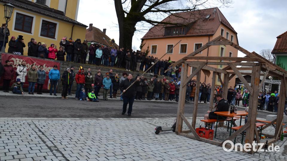 Selbst der Moosbacher Pfarrer Udo Klösel beteiligt sich an der Suche nach der Drohne. Bild: gi