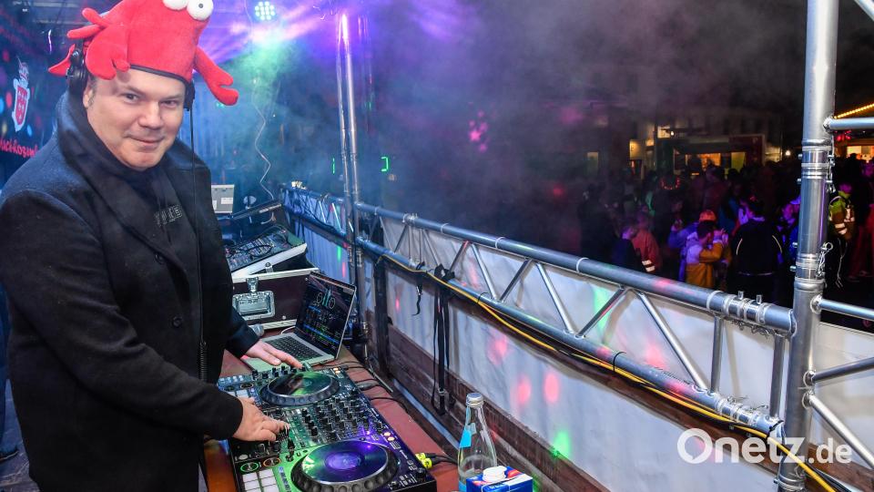 DJ El Mar weiß, wie man die Massen zum Feiern bringt: Der Entertainer macht den Job seit Jahrzehnten und ist vor allem für seine legendären Partys in der früheren Disco &quot;Trend&quot; in Postbauer-Heng (Landkreis Neumarkt) bekannt. Bild: Petra Hartl