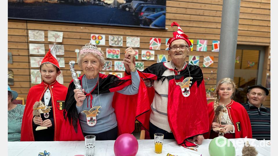 Das Seniorenprinzenpaar des Seniorenheims, Maria Spiersch und Heinrich Dworzak, wurden mit dem Hausorden vom Seniorenzentrum ausgezeichnet. Mit dabei das Kinderprinzenpaar des WCV. Bild: Seniorenzentrum Haus Falkenstein/exb