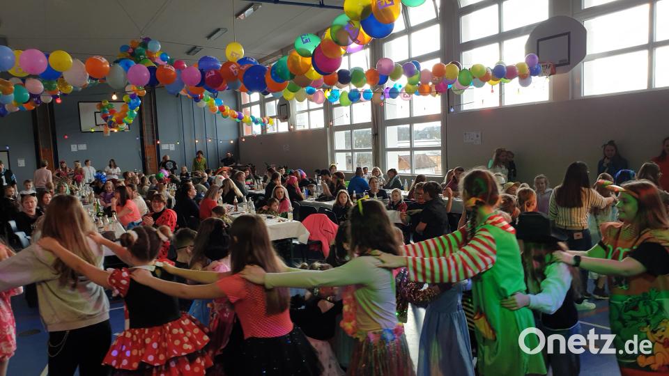 Mit der Alten Dampfeisenbahn und vielen aktuellen Songs treffen die DJs Konsti und Schwabi den Geschmack der kleinen und größeren Gästen beim Kinderfasching. Bild: fla