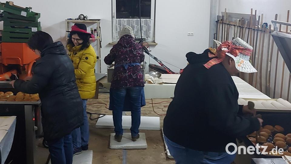 Nicht zu hell und nicht zu dunkel sollen sie sein, die Faschingskrapfen, die bei der Backaktion entstehen. Mit wachsamen Auge wird deshalb beim Ausbacken das Geschehen in den drei Fettpfannen beobachtet. Bild: exb; Krapfenbakteam/Michaela Zeitler