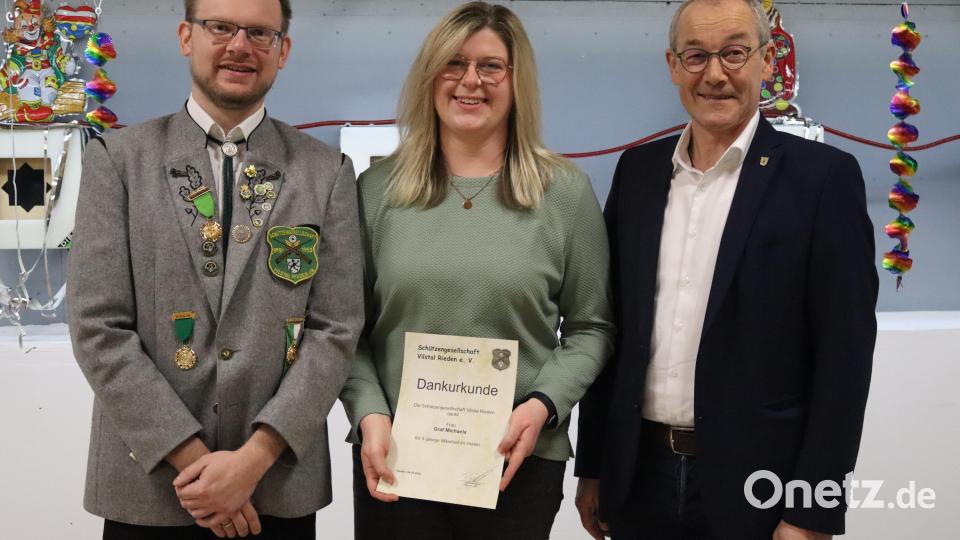Vorstand Thomas Graf (links) und Bürgermeister Erwin Geitner überreichen die Silberne Verdienstnadel des Oberpfälzer Schützenbundes an Michaela Graf. Bild: mrr