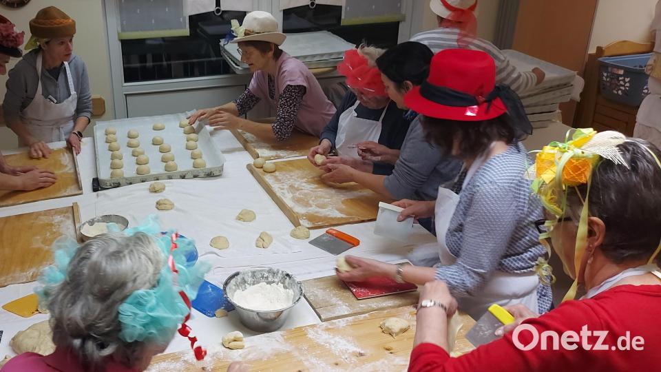 Die Kunst des Krapfenbackens: Schöne Laibchen formen. Viele Freiwillige beteiligen sich an der Aktion. Da die Produktion des Schmalzgebäcks auf den Weiberfasching fällt, wissen sich die Frauen zu helfen und haben auch hierbei ihren Spaß. Bild: exb; Krapfenbackteam/Michaela Zeitler