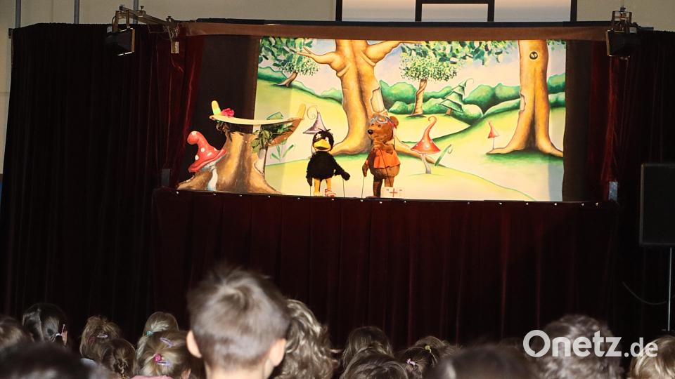 Der Rabe Socke und seine Freunde begeistern das junge Theaterpublikum in der Schulturnhalle in Edelsfeld. Bild: gru