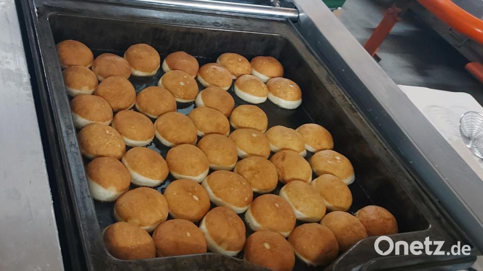 Die besondere Kunst dabei ist, die Krapfen mit weißen Rändern rundum gut aussehen zu lassen. Bild: exb; Krapfenbackteam/Michaela Zeitler