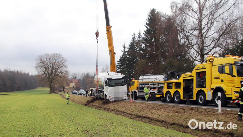 Insgesamt vier Bergefahrzeuge waren an der Unfallstelle. Bild: jma
