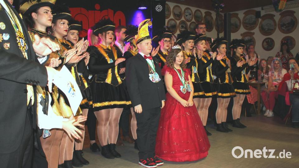 Im Beifall ihres Trabitzer &quot;Heimatpublikums&quot; durften sich Kinderprinzenpaar Benjamin Heining und Emma Deubzer und ihr &quot;Hofstaat&quot; der Pressather Jugendgarde beim Preißacher Rosenmontagsball baden. Bild: bjp