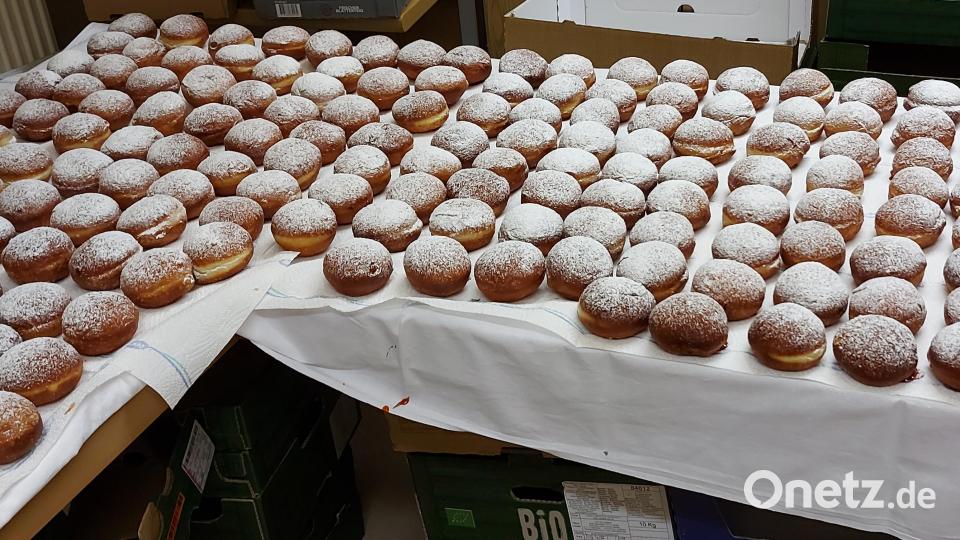Soweit das Auge reicht Faschingskrapfen. Manchmal bleiben die Finger ein bisschen an den süßen Dingern kleben. Aber egal – einfach reinbeißen und die Marmelade auf der Zunge spüren. Gerade in der Faschingszeit gönnen sich viele Krapfen in allen Variationen. Bild: exb; Krapfenbackteam/Michaela Zeitler