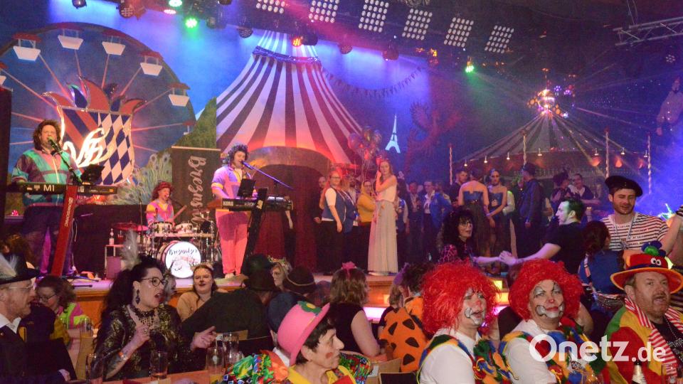 Die Partyband &quot;Breznsalzer&quot; sorgt für Superstimmung im Saal und für eine volle Tanzfläche. Bild: bey