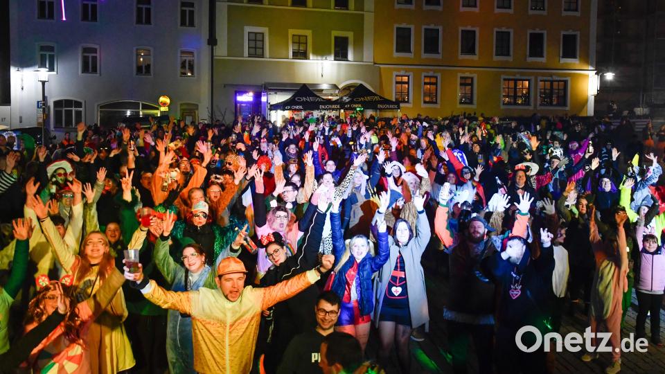 Mit ihrer traditionellen Party am Rosenmontag hat die FG Knappnesia den Luitpoldplatz in Sulzbach-Rosenberg zum Beben gebracht. Bild: Petra Hartl