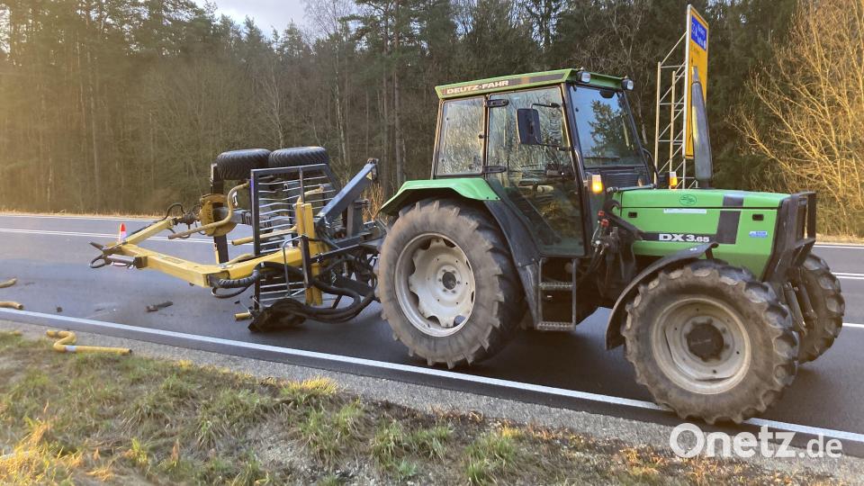 Der Rückewagen am Traktor wurde schwer beschädigt. Bild: Polizeiinspektion Sulzbach-Rosenberg