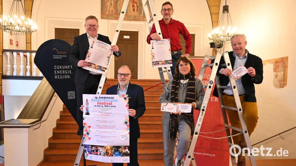 Lust auf das 19. Kindertheaterfestival „KIT“ machten im Stadttheater Amberg (von links): Oberbürgermeister Michael Cerny, Frank Backowies (Geschäftsführer der Stadtwerke Amberg), Kulturamtsleiter Reiner Volkert, Kulturfachkraft Ingeborg-Alice Waldherr und Kulturreferent Dr. Fabian Kern. Bild: Simon Hauck, Stadt Amberg/exb