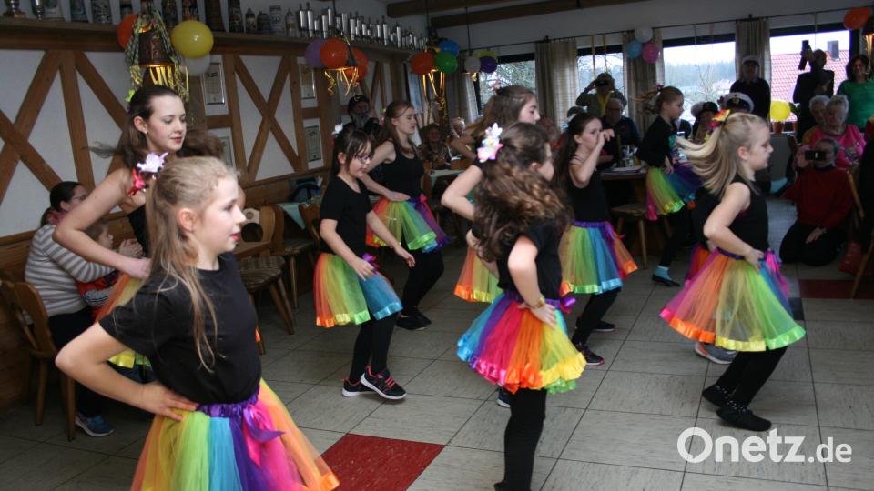 Die &quot;Jumping Girls&quot; des TSV Friedenfels gaben Kostproben ihres Könnens vor den Senioren. Bild: Klaus Peter Rohrer/exb