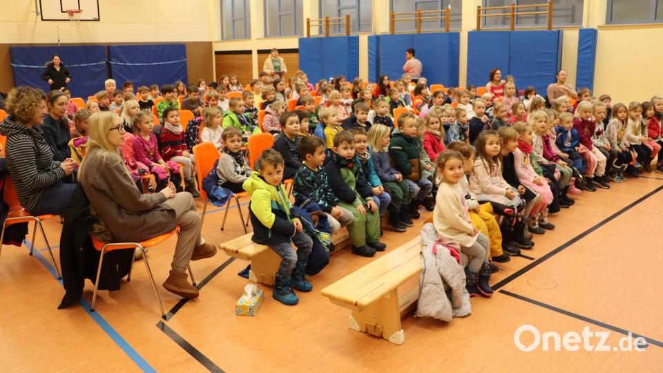 Mehr als 120 Kinder verfolgen die Aufführung des Theaters vom Rabenberg. Bild: gru