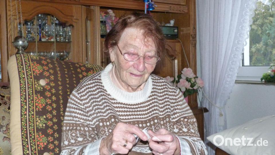 Inge Hofmann hat 30 Kätzchen für schwerstkranke Kinder gestrickt. Das Kinderpalliativteam Ostbayern weiß diese Mühe sehr zu schätzen. Bild: Klinikum/Borchers/exb