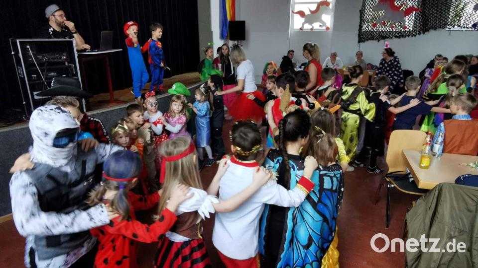 Toll kostümiert ziehen die Buben und Mädchen in einer Polonaise durch den Saal. Bild: gz