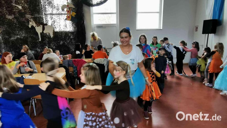Beim SPD-Kinderfasching in Eslarn geht die Post ab. Organisatorin Laura Roth zieht mit den Kindern in einer Polonaise durch den Saal. Bild: gz