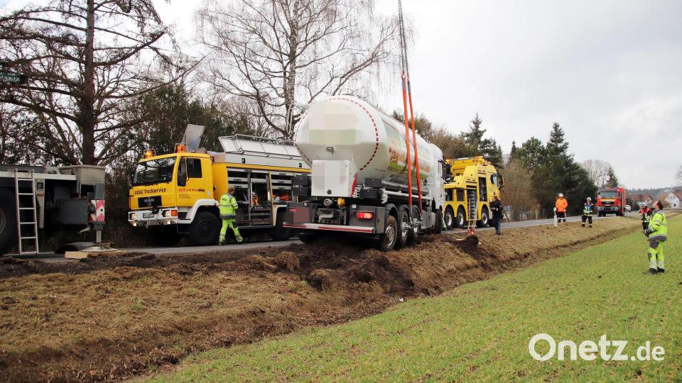 Es dauerte fast zwei Stunden, den Lkw zu bergen. Bild: jma