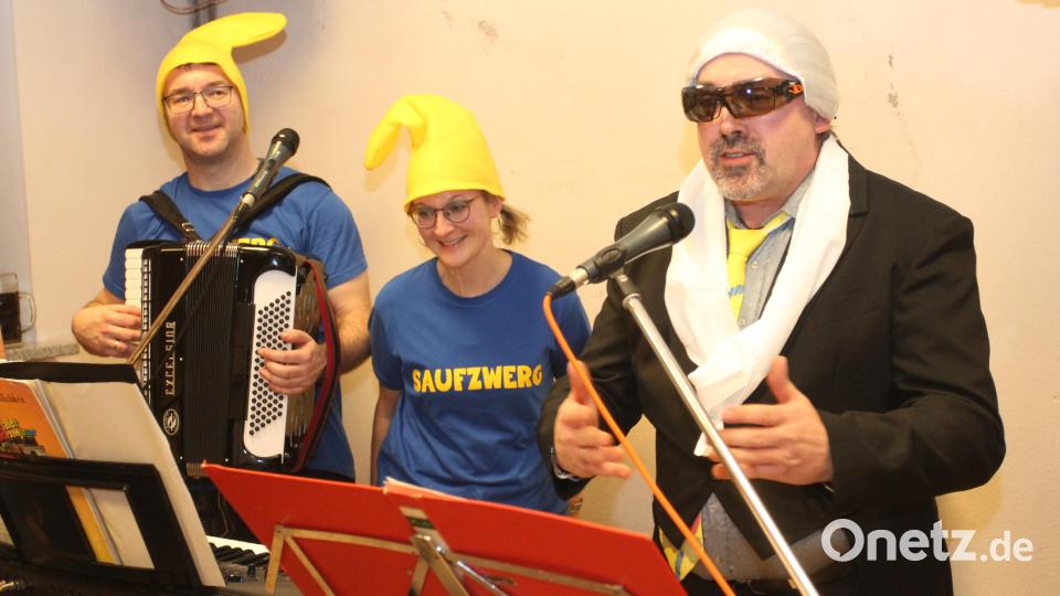 &quot;Karl Lagerfeld&quot; zieht beim Rosenmontagsball der Siedler in Waldkirch vom Leder. Bild: pi