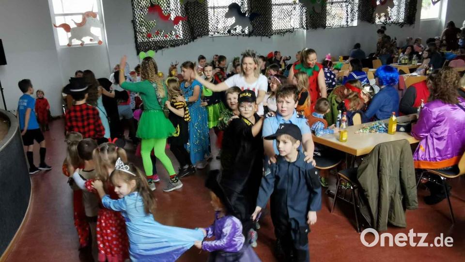 Auch die kleineren Teilnehmer schließen sich dem Reigen durch den Saal an. Bild: gz