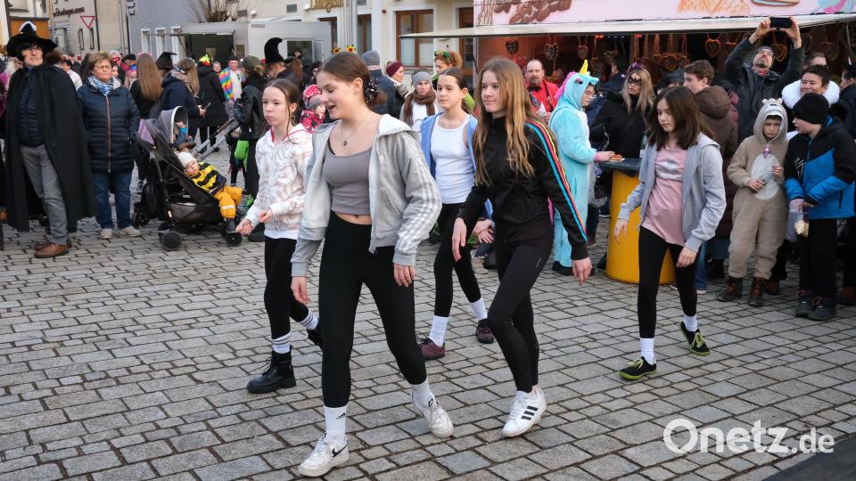 Die Teens des FC Wernberg tanzen zu den rhythmischen Klängen der Musik und verbinden die Zumba-Steps zu einer Choreographie. Bild: rhi
