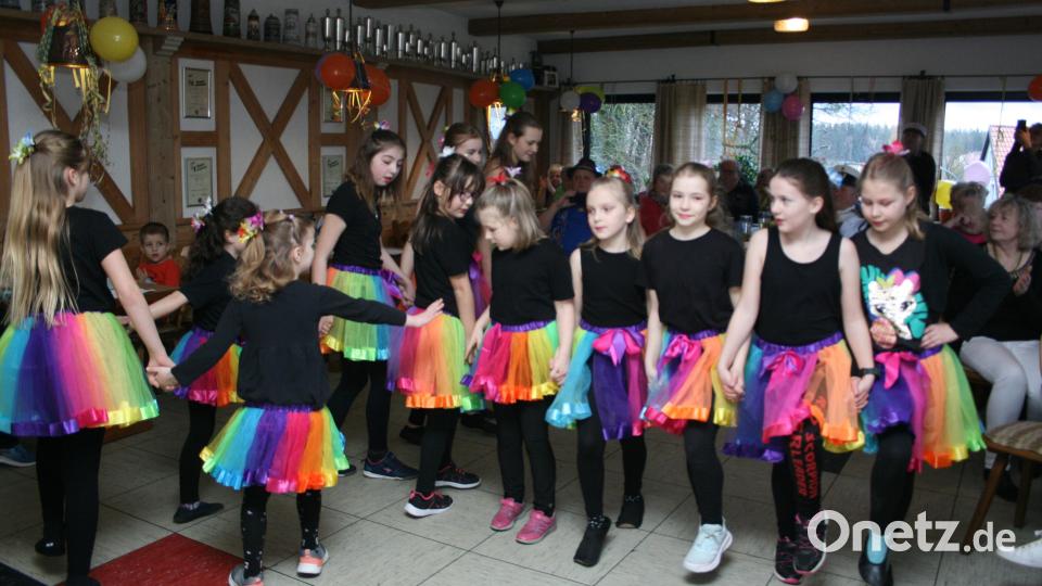 Die &quot;Jumping Girls&quot; des TSV Friedenfels gaben Kostproben ihres Könnens vor den Senioren. Bild: Klaus Peter Rohrer/exb