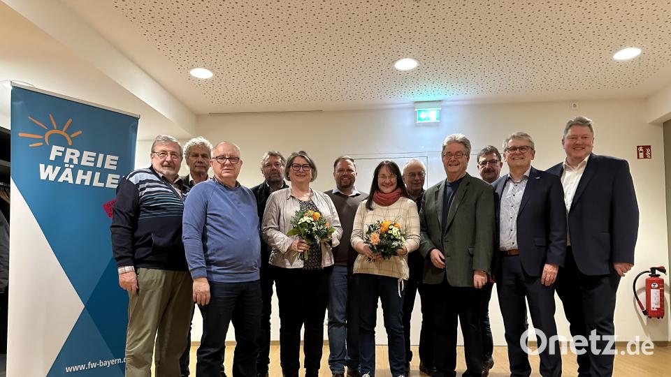 Neuwahlen gab es bei den Freien Wählern. Die Nachfolge von Bernhard Schmidt (rechts) als Kreisvorsitzender tritt Hubert Schricker (Sechster von links an). Bild: fks