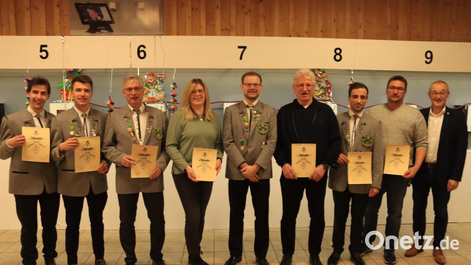 Ihre Vereinsmeister zeichnet die SG Vilstal Rieden aus. Erster Vorsitzenden Thomas Graf (Fünfter von links) und Bürgermeister Erwin Geitner (rechts) gratulieren. Bild: mrr