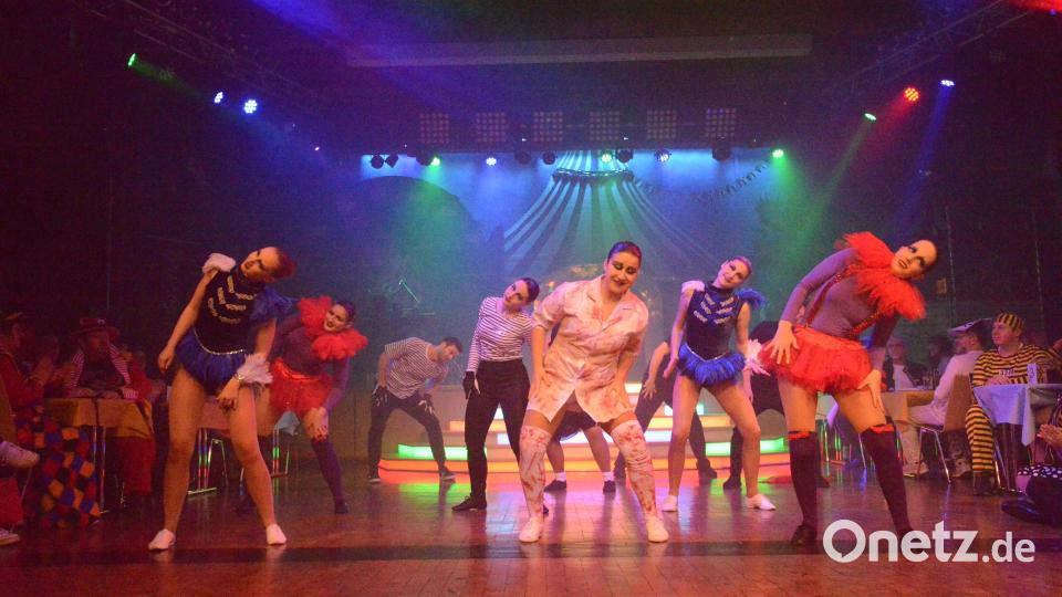 Langsam steigern die Garden des Vohenstraußer Faschingsvereins bei ihren Gardetänzen, bevor es nach Mitternacht zur entsprechenden Show kommt. Bild: bey