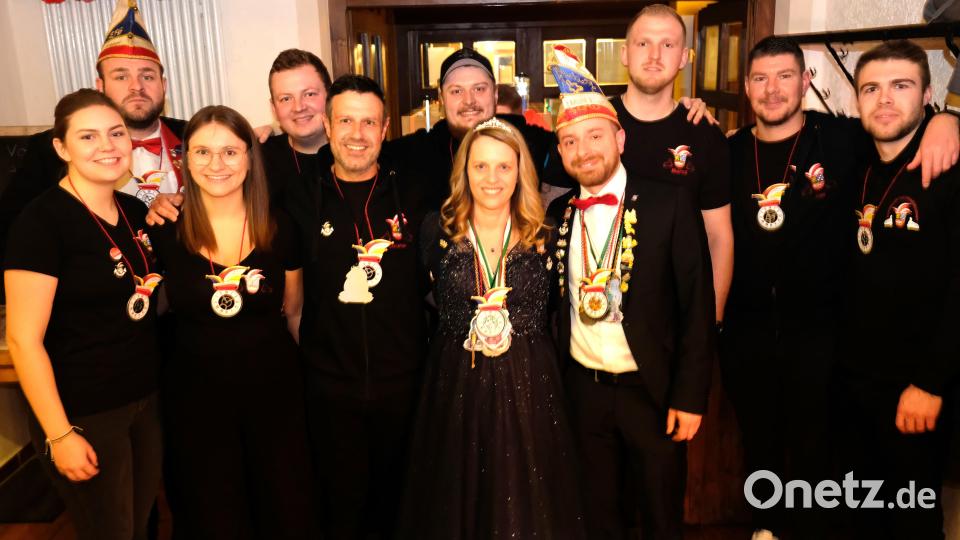 Auch die Eschenbacher Faschingsgesellschaft trumpft auf dem Vorbacher Parkett auf. Eine Kerntruppe aus Prinzengarde und Rußweibern, angeführt vom Prinzenpaar Franzi und Michl, zeigt trotz der zahlreichen Auftritten in den vergangenen Wochen keine Ermüdungserscheinungen. Bild: do