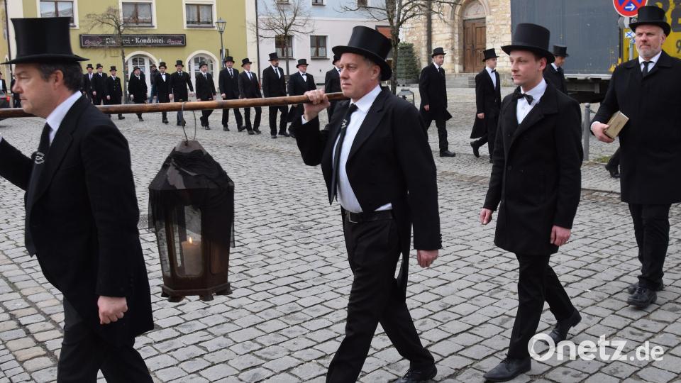 Beim Fischzug gibt eine strenge Hierarchie, wer wo geht. Zuerst die Laternenträger, dann Gemeindevertreter, heuer war es Dritter Bürgermeister Mathias Huger, Faschingsprinz Christoph I., Zeremonienmeister Thomas Wagner, Brotmeister Michael Eckmeder, Fischmeister Markus Hummel und Schatzmeister Klaus Schwarz. Bild: bö