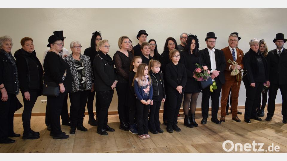 Die Faschingsgesellschaft Tursiana gab am Aschermittwoch Rathausschlüssel und Stadtsäckel zurück. Rund 20 Mitglieder des Vereins waren mit dabei. Bild: szl
